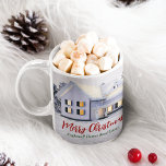 Taza De Café Navidades de la Casa de Invierno de la personaliza<br><div class="desc">Este hermoso personalizado de Navidades inmobiliarios mug es perfecto para una empresa de propiedades inmobiliarias ubicada al norte. La preciosa nieve blanca bordea los árboles y la casa en este regalo de vacaciones de invierno. Un inmobiliario puede mantener la Feliz Navidad en un guión rojo y verde o personalizar con...</div>
