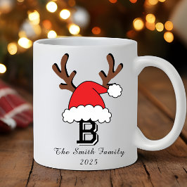 Taza De Café Navidades de la familia Monogram Santa Hat
