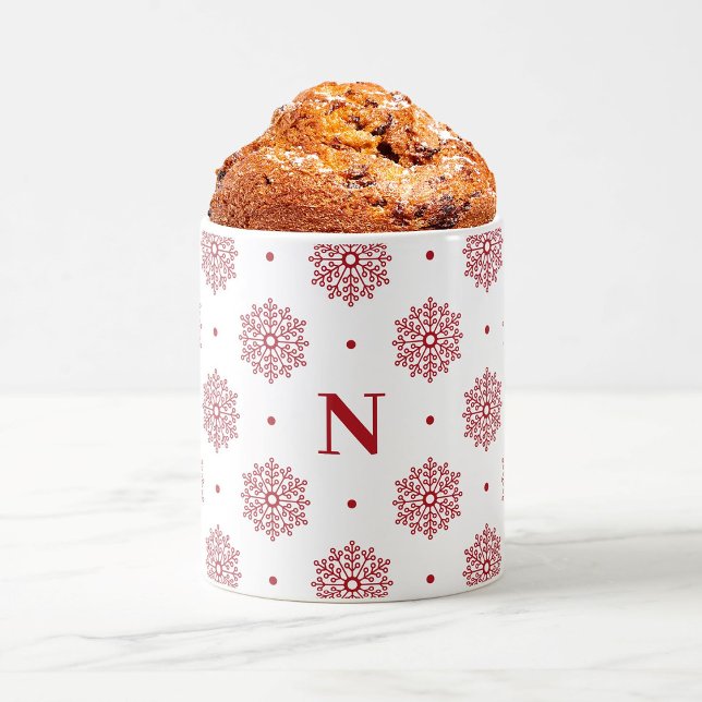 Taza De Café Navidades de monograma simple y moderno con copos  (Modern minimalist Christmas gift. Monogram mug with floral snowflake pattern in red and white.)