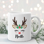 Taza De Café Navidades de nombres personalizados de renos de se<br><div class="desc">El café Navidad o el tazón de cacao caliente incluye un ilustracion de cara dulce de chica de renos con pestañas de bonito, mejillas de color rosa, una decoración de flores de berry en sus hornillos y una reluciente nariz roja. Personalice esta taza festiva de chocolate caliente con un nombre...</div>