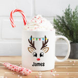 Taza De Café Navidades de nombres personalizados para renos<br><div class="desc">El café de Navidades o el tazón de cacao caliente presenta el ilustracion de un dulce rostro de reno con una nariz roja brillante y coloridas luces de cuerda de bombilla de Navidades colgando de sus corderos. Personalice esta taza festiva de chocolate caliente con un nombre u otro texto personalizado....</div>