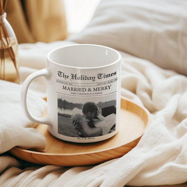 Taza De Café Navidades de periódicos con foto casada (MARRIED & MERRY  Christmas Family Keepsake Newlyweds Our first Christmas)