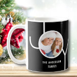 Taza De Café Navidades de vacaciones familiares personalizados<br><div class="desc">Esta elegante taza de Navidad Holiday está decorada con la palabra JOY en un fondo negro. Personalizable fácil con tu foto y nombre.</div>