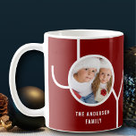 Taza De Café Navidades de vacaciones familiares personalizados<br><div class="desc">Este elegante tazón Navidad Holiday está decorado con la palabra JOY en un fondo de marrón borgoña. Personalizable fácil con tu foto y nombre.</div>
