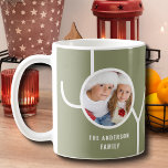 Taza De Café Navidades de vacaciones familiares personalizados<br><div class="desc">Este elegante tazón Navidad Holiday está decorado con la palabra JOY en un fondo verde. Personalizable fácil con tu foto y nombre.</div>