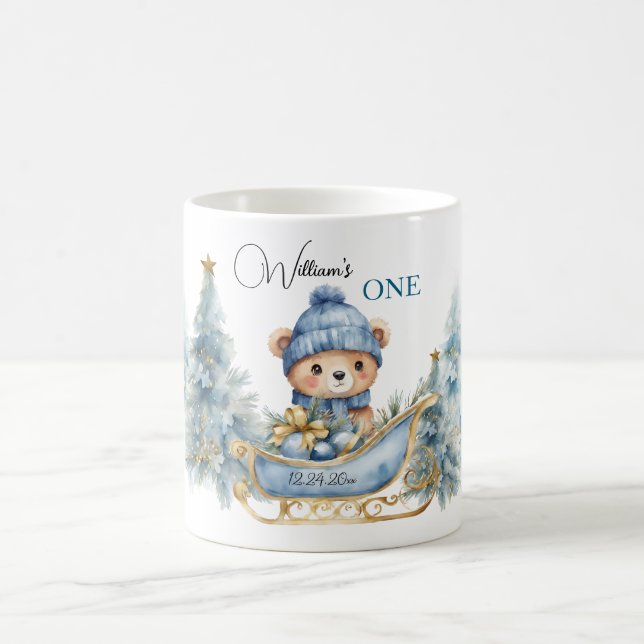 Taza De Café Navidades del oso primer invierno de cumpleaños (Centro)