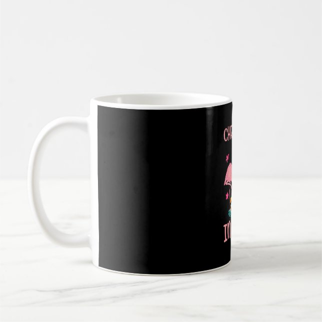 Taza De Café Navidades En Julio Con Flamingo Rosa Usando Sombre (Izquierda)