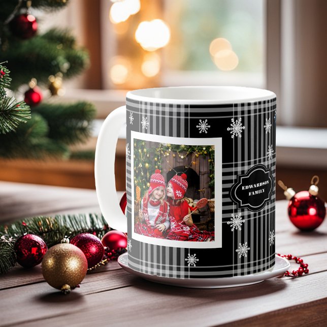 Taza De Café Navidades familiares de collage de fotos familiare (Family photo collage family name buffalo plaid Christmas coffee mug.)