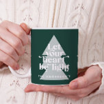 Taza De Café Navidades gráficos modernos mínimos religiosos<br><div class="desc">Moderno gráfico religioso mínimo Navidades que dejan que tu corazón sea una ligera tarjeta de vacaciones. Negrita en el diseño de tendencias. Parte de una colección de vacaciones.</div>