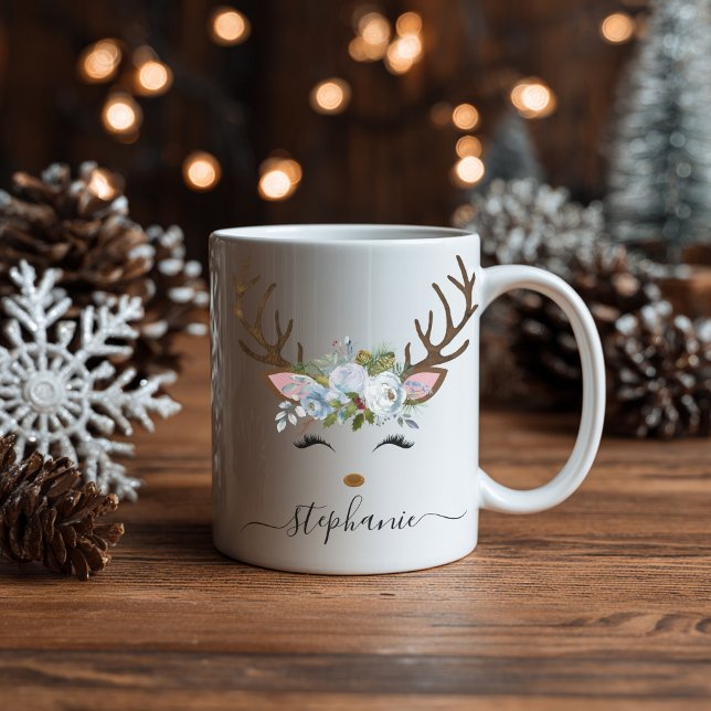 Taza De Café Navidades Holiday Floral de renos personalizada (Personalized Christmas Reindeer Holiday Floral Coffee Mug)