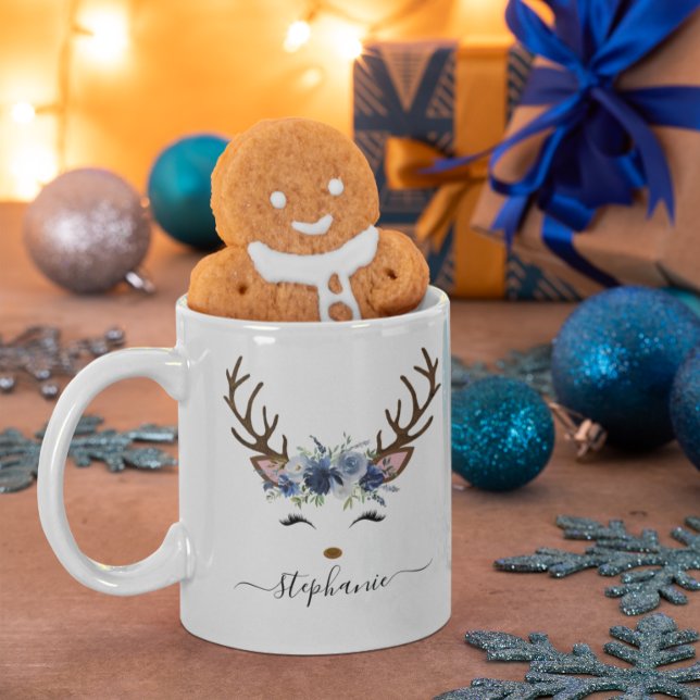 Taza De Café Navidades Holiday Floral de renos personalizada (Christmas Holiday Reindeer Floral Personalized Coffee Mug)