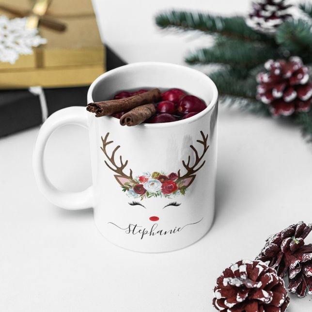 Taza De Café Navidades Holiday Floral de renos personalizada (Christmas Holiday Reindeer Floral Personalized Coffee Mug)