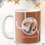 Taza De Café Navidades modernos foto de óxido<br><div class="desc">Esta moderna taza de Navidad está decorada con la palabra JOY en un fondo de óxido. Personalizable fácil con tu foto y nombre.</div>