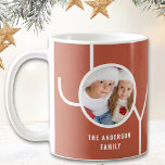 Taza De Café Navidades modernos foto de óxido<br><div class="desc">Esta moderna taza de Navidad Holiday está decorada con la palabra JOY en un fondo de óxido. Personalizable fácil con tu foto y nombre.</div>