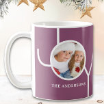 Taza De Café Navidades modernos foto morada<br><div class="desc">Esta moderna taza de Navidad está decorada con la palabra JOY en un fondo violeta. Personalizable fácil con tu foto y nombre.</div>