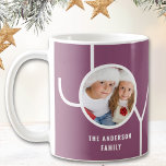 Taza De Café Navidades modernos foto morada<br><div class="desc">Esta moderna taza de Navidad está decorada con la palabra JOY en un fondo violeta. Personalizable fácil con tu foto y nombre.</div>