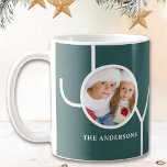 Taza De Café Navidades modernos foto verde<br><div class="desc">Esta moderna taza de Navidad está decorada con la palabra JOY en un fondo verde. Personalizable fácil con tu foto y nombre.</div>