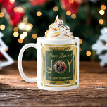 Taza De Café Navidades Paz Amor y Alegría Foto Familiar<br><div class="desc">Simple Relieve metalizado falso, elegante y subestimado foto familiar "Paz, amor y alegría" diseño de la corona con diseño de vacaciones de Navidades de foto circulares del centro. Anillo exterior, letras "J" e "Y" en "Alegría", y las hojas que rodean la foto son falsos Relieves metalizados. El texto superior e...</div>