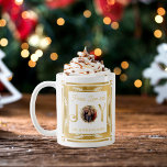 Taza De Café Navidades Paz Amor y Alegría Foto Familiar<br><div class="desc">Simple Relieve metalizado falso, elegante y subestimado foto familiar "Paz, amor y alegría" diseño de la corona con diseño de vacaciones de Navidades de foto circulares del centro. Anillo exterior, letras "J" e "Y" en "Alegría", y las hojas que rodean la foto son falsos Relieves metalizados. El texto superior e...</div>