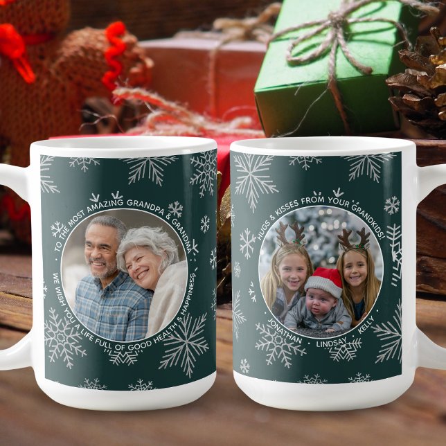 Taza De Café Navidades Personalizados de fotos de copos de niev (Celebrate the love you share with your grandparents by gifting them this Snowfall Love Mug.)