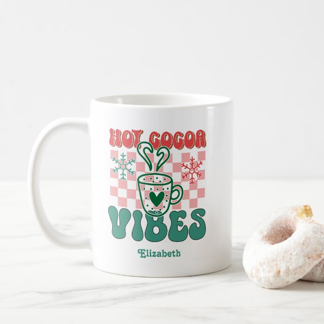 Taza De Café Navidades personalizados retro "Hot Cocoa Vibes" (Con donut)