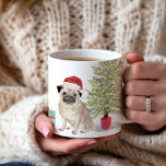Taza De Café Navidades Pug 1 personalizados<br><div class="desc">¡Haz de esta temporada de vacaciones algo especial con este adorable primer Navidad pug mug! Con un lindo pug acuarela que deslumbra un sombrero de Santa,  es perfecto para celebrar una primera Navidad de estilo.</div>