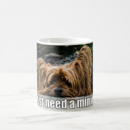 Taza De Café Necesidad divertida del perro apenas al minuto