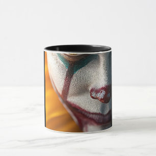 Taza de café negra con cara de monstruo espeluznan