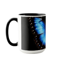 Taza de café negra con mariposa azul