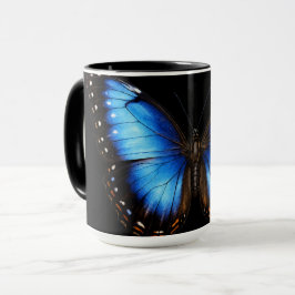 Taza de café negra con mariposa azul
