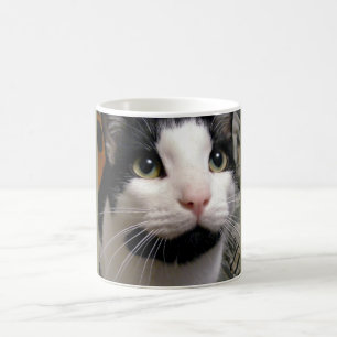 Taza de café negra y blanca del gato