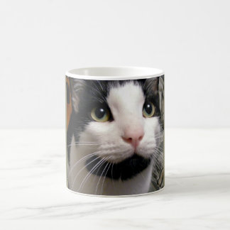 Taza de café negra y blanca del gato