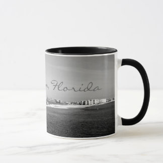 Taza de café negra y blanca del puerto de Destin