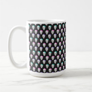 TAZA DE CAFÉ NEGRO CON HERRAMIENTAS BLANCAS CON ROPA VERDE ROSA