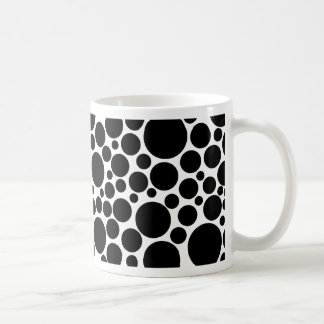 Taza De Café Negro esporádico sobre blanco