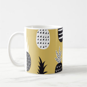 Taza De Café Negro, piñas blancas, fondo amarillo