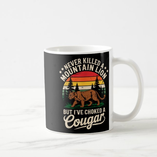 Taza De Café Never Killed A Mountain Lion Funny Cougar Hunting  (Derecha)