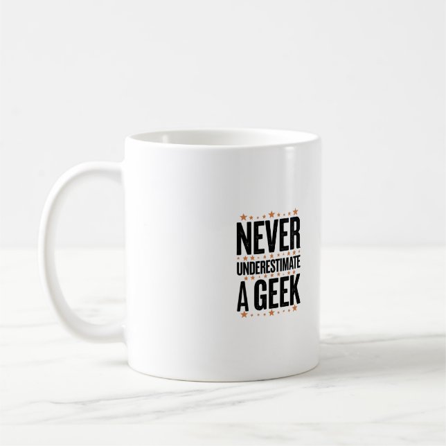 Taza De Café never underestimate a geek (Izquierda)