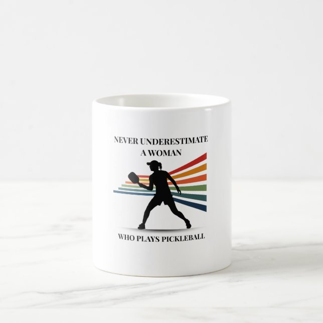 Taza De Café Never underestimate a woman who play pickleball (Centro)