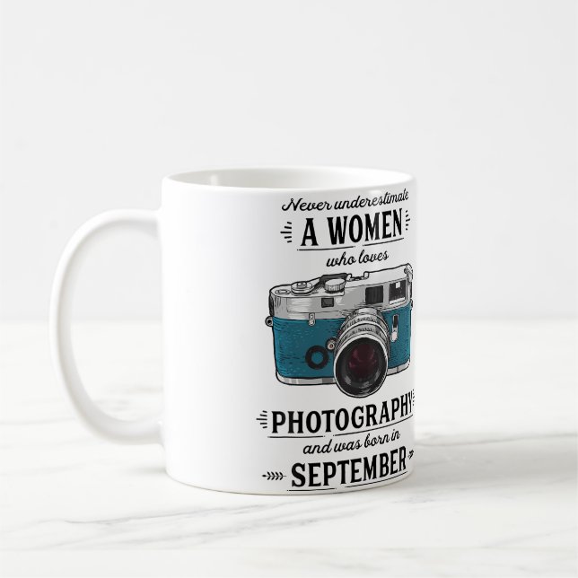 Taza De Café Never Underestimate A Women Who Loves Photography  (Izquierda)
