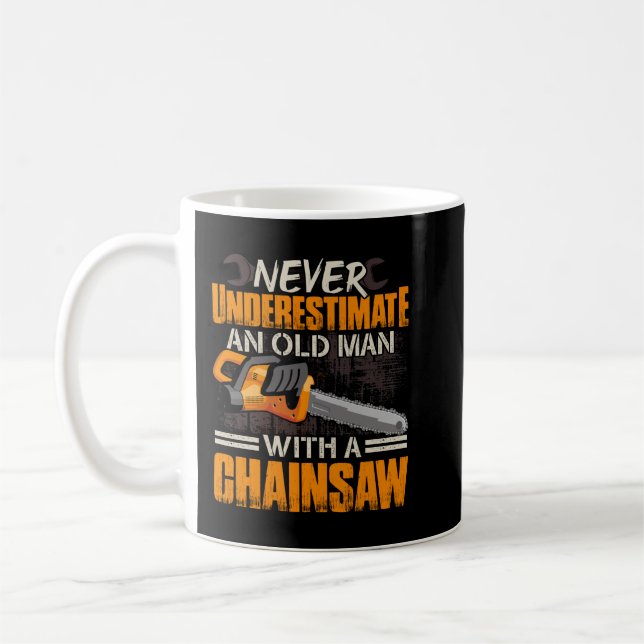 Taza De Café Never Underestimate An Old Man Lumberjack Chainsaw (Izquierda)
