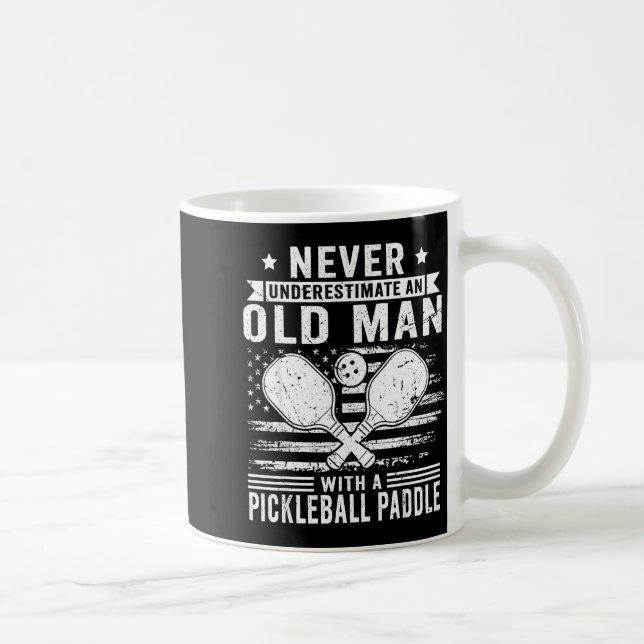 Taza De Café Never Underestimate An Old Man With A Ckleball Pad (Derecha)