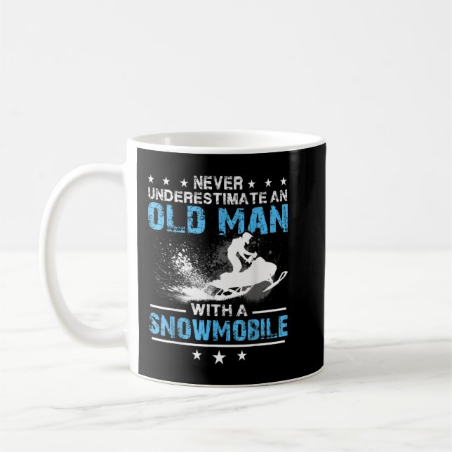 Taza De Café Never underestimate an old man with a snowmobile (Izquierda)
