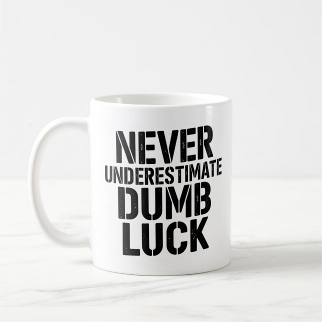 Taza De Café "Never Underestimate Dumb Luck" Saying (Izquierda)