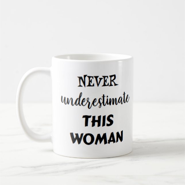 Taza De Café never underestimate this woman (Izquierda)