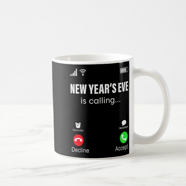 Taza De Café New Years Eve Is Calling Funny Happy New Year 2026 (Derecha)