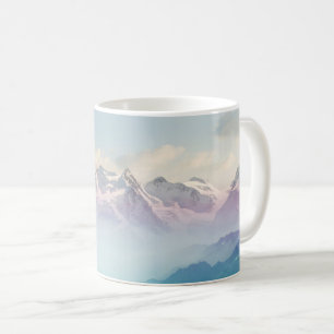 Taza De Café Niebla de la mañana en un valle alpino