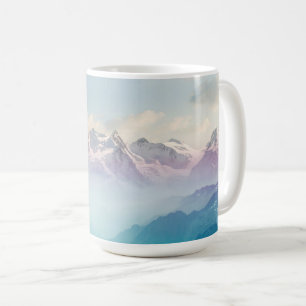Taza De Café Niebla matutina en un valle alpino