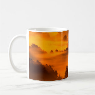 Taza De Café Niebla matutina sobre la inundación del río, abstr