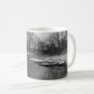 Taza De Café Nieve a lo largo del río James Grayscale Coffee Mu